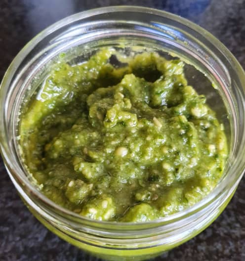 Pesto de fanes de radis