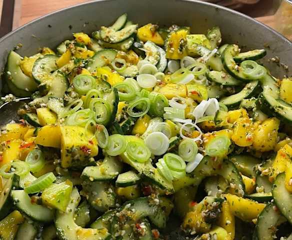 Mango Gurken Salat mit Limetten Chili Dressing
