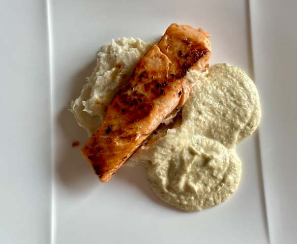 Gebakken zalm met pastinaakpuree en venkelsaus (keto menu)