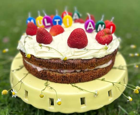 Tort cu cirese/capsune si ciocolata alba ©️Taste Bazaar