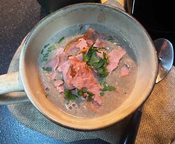 Velouté de champignons de Paris et bacon grillé
