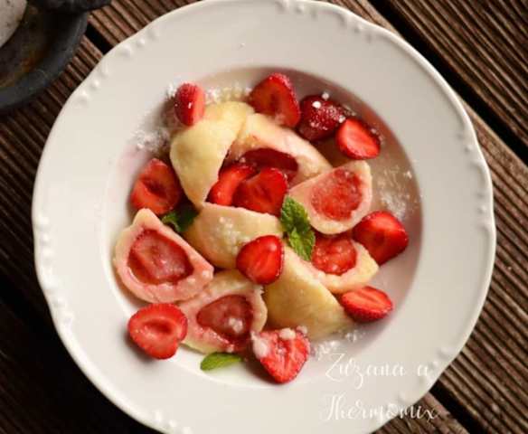 Bramborovo-tvarohové knedlíky s jahodami od Zuzana a Thermomix
