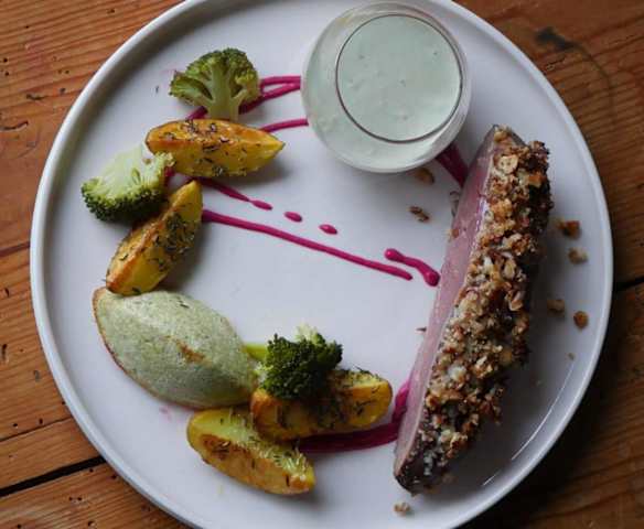 Magrets de canards panés aux noisettes, timbales de brocolis, sauce fourme d'Ambert