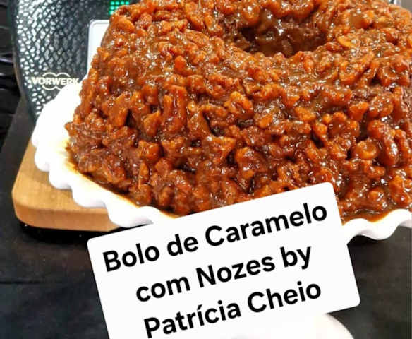 Bolo de Caramelo com cobertura de nozes by Patrícia Cheio