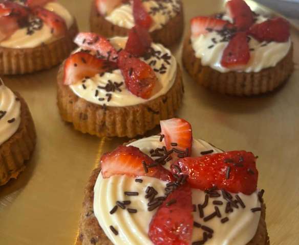Tartelettes revenversées base cookie, crème diplomate et fraises
