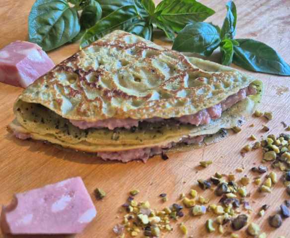 Crêpes al basilico con mousse di Mortadella