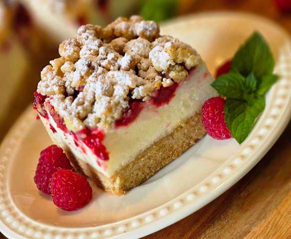 Kruche ciasto z malinami i lekką pianką budyniową