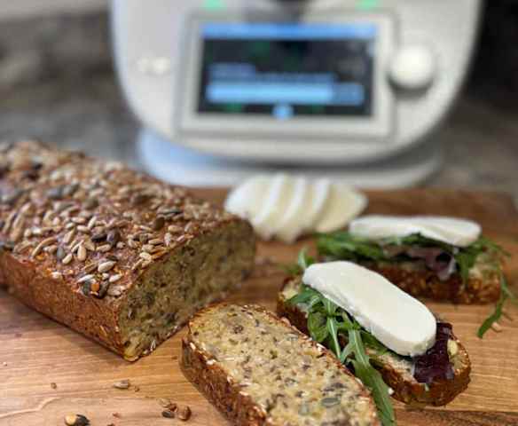 Cottage cheese bread with nuts and seeds (low carb)