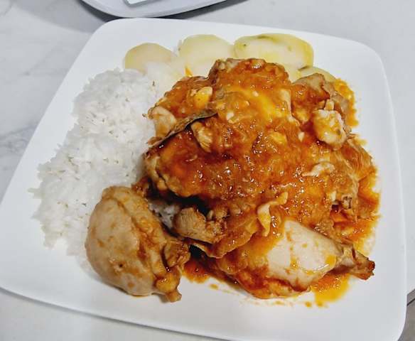 Pollo a la catalana con variante de sofrito y arroz de guarnición