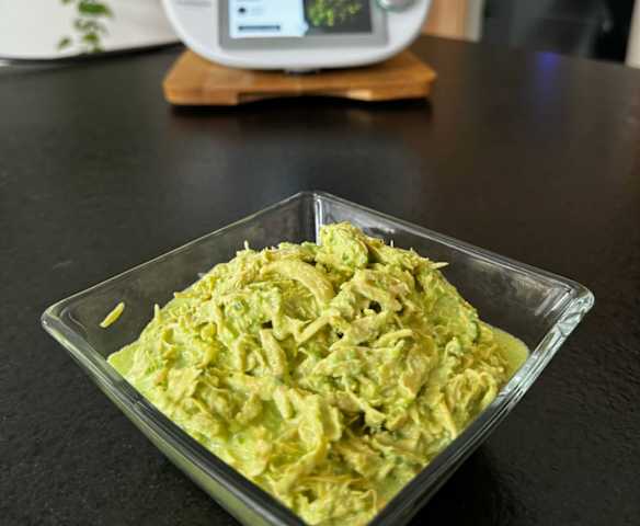 Pollo en salsa poblana