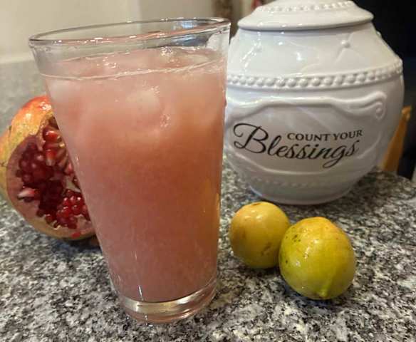 Agua de guayaba y granada