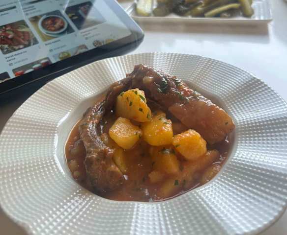 Tocană de cartofi cu cârnați/costiță ~Ionela M.~