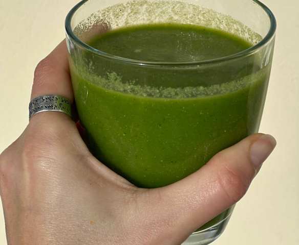 Cucumber, spinach and pear detox juice