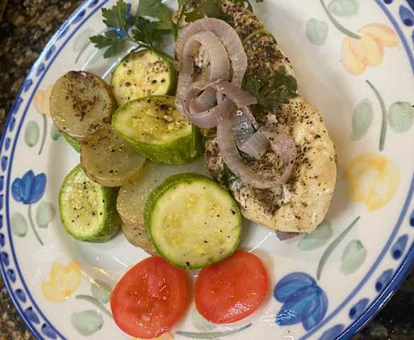 Pescado al vapor con verduras.