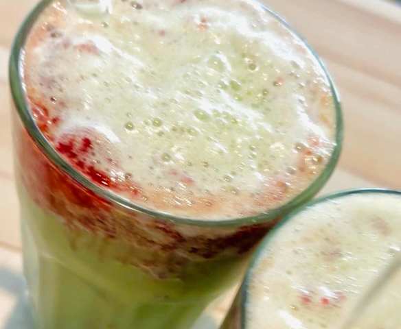 Iced Matcha Latte mit Erdbeeren