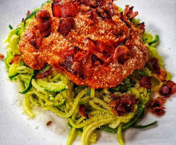 Cuketové špagety s omáčkou z pečené zeleniny