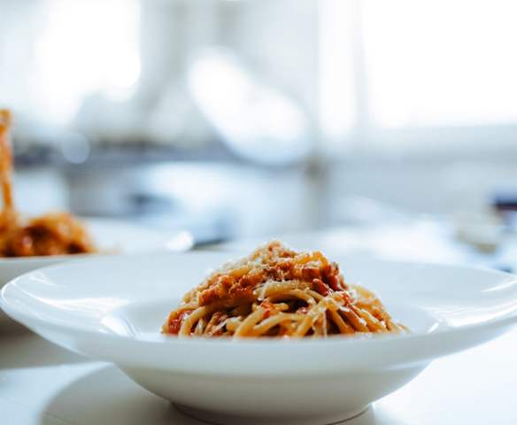 Paste cu şuncă și sos roșu-Sim Alexandra