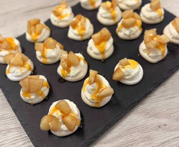 Pavlova individuelle poires et caramel