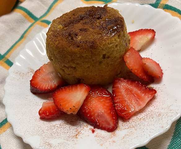 Bolo de caneca de côco e maçã
