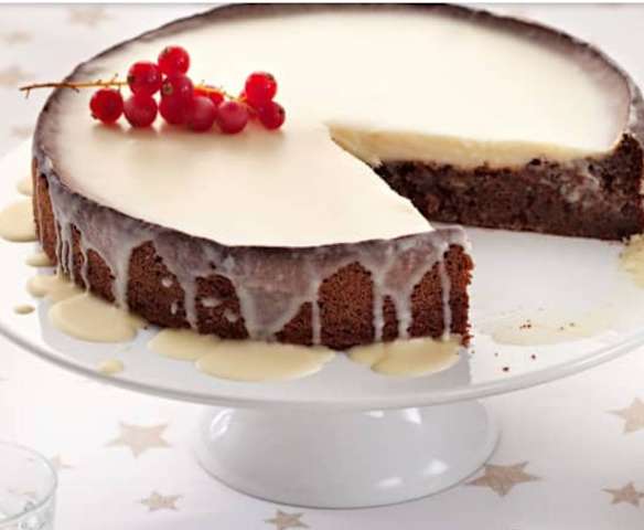 Bezlepkový mandlový dort s polevou z bílé čokolády