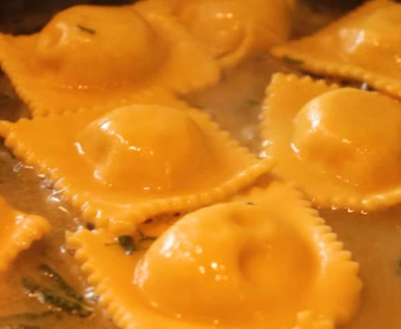 Ravioli de ricota e parmesão com nozes na manteiga de sálvia. JRPVN