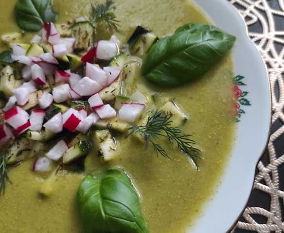 Zupa krem z brokułu z grzankami z cukinii w panierce z tymianku
