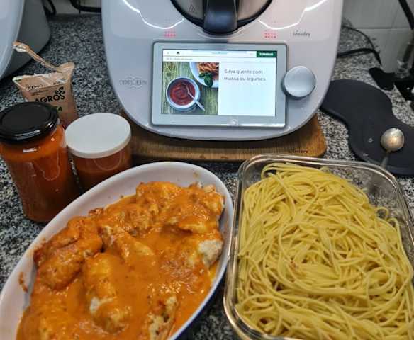Molho de tomate com bifinhos de peru recheados e esparguete