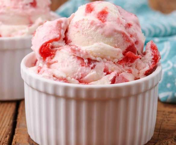 Crème Glacée Strawberry cake By Dan