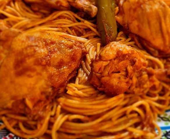 Pâtes tunisiennes (maqarounas salsa) au poulet