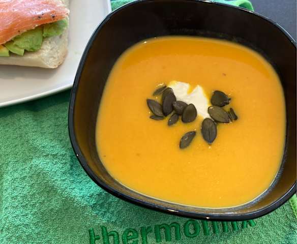 Weltbeste Kürbissuppe mit Möhren und frischem Ingwer