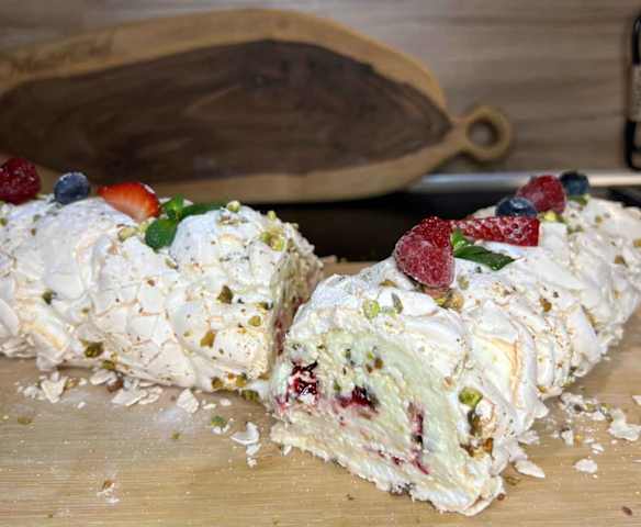 Ruladă Pavlova cu fistic și zmeură ~ Ioana Păcurar