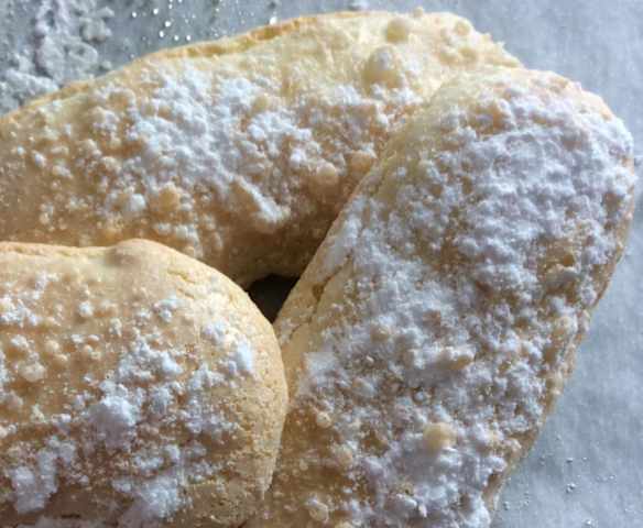 Biscuits cuillère, aérés.
