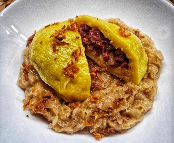 Bramborové knedlíky plněné uzeným masem s kysaným zelím