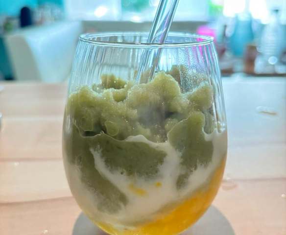 Iced-Matcha mit Mangopürree