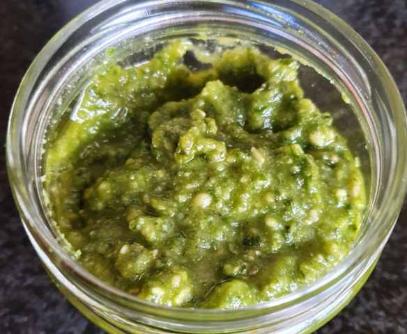 Pesto de fanes de radis