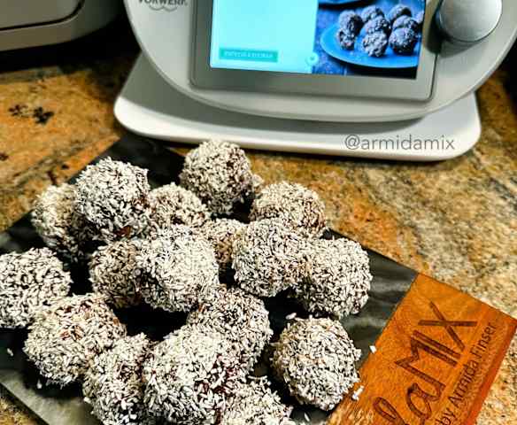 Date and Walnut Protein Balls by @armidamix