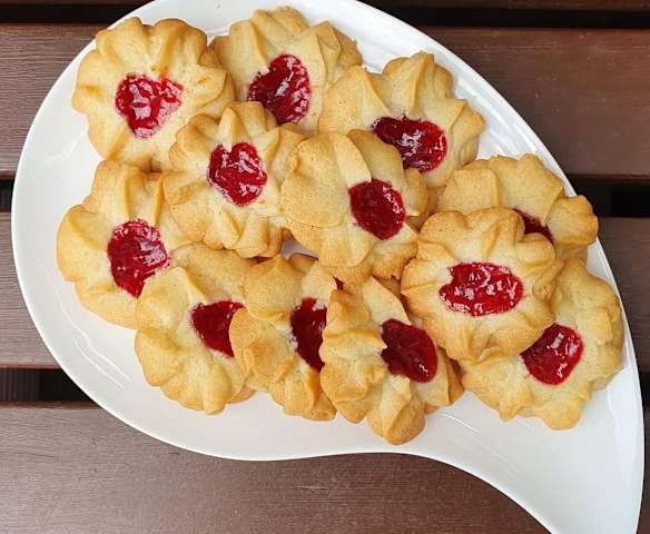 Polské máslové sušenky s malinovým očkem