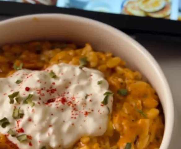 Orzo à la tomate et poulet