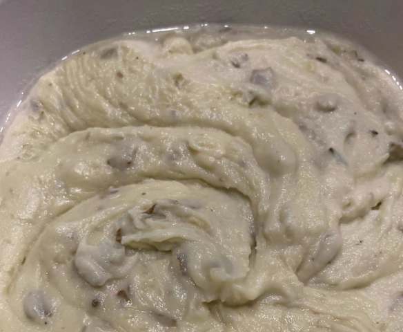 Puré de rústico de papa con sal de romero.