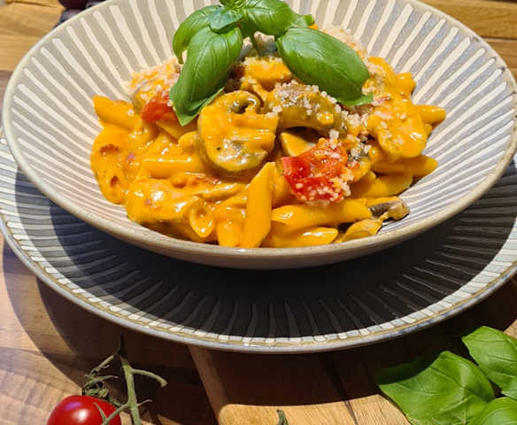 mediterrane Hähnchen Pasta in cremiger Weißweinsauce         ,,all in one Gericht,,