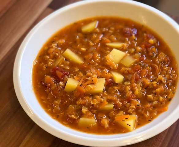 Polévka z červené čočky s rajčaty